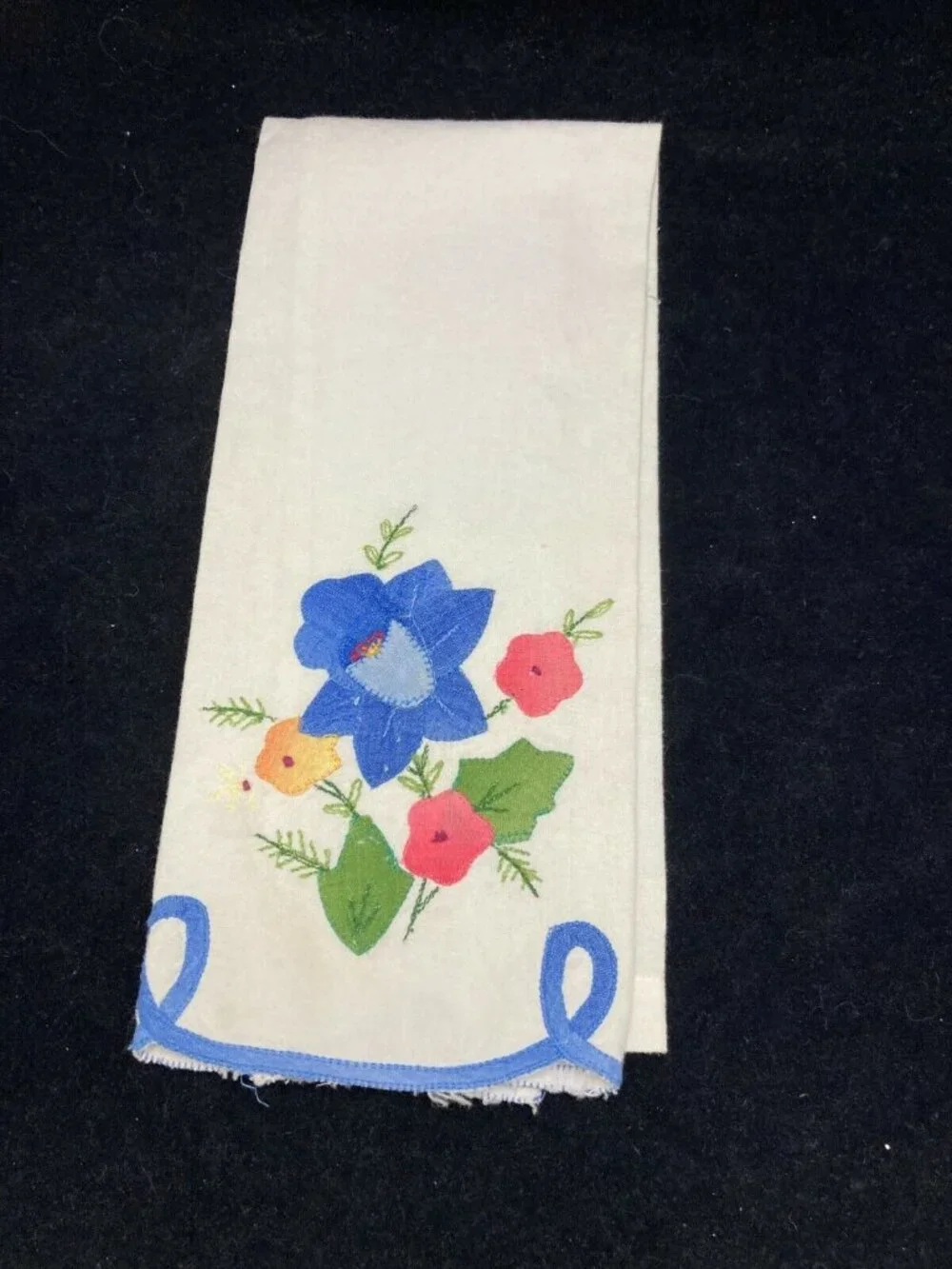 VINTAGE EMBROIDERED AND APPLIQUED NAPKINS - ASSORTED LOT OF 5